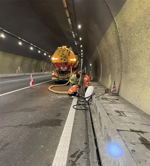 枣阳隧道排水渠清淤